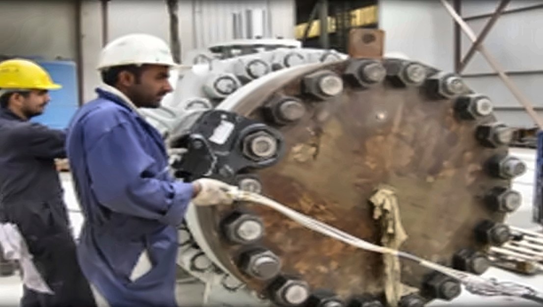 Hydraulic torque wrench at work on a blind flange