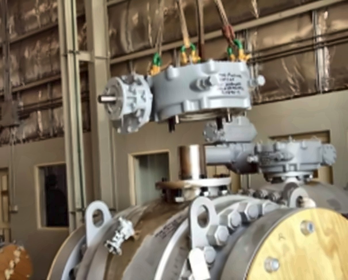 Servicing the gear operator on a large ball valve