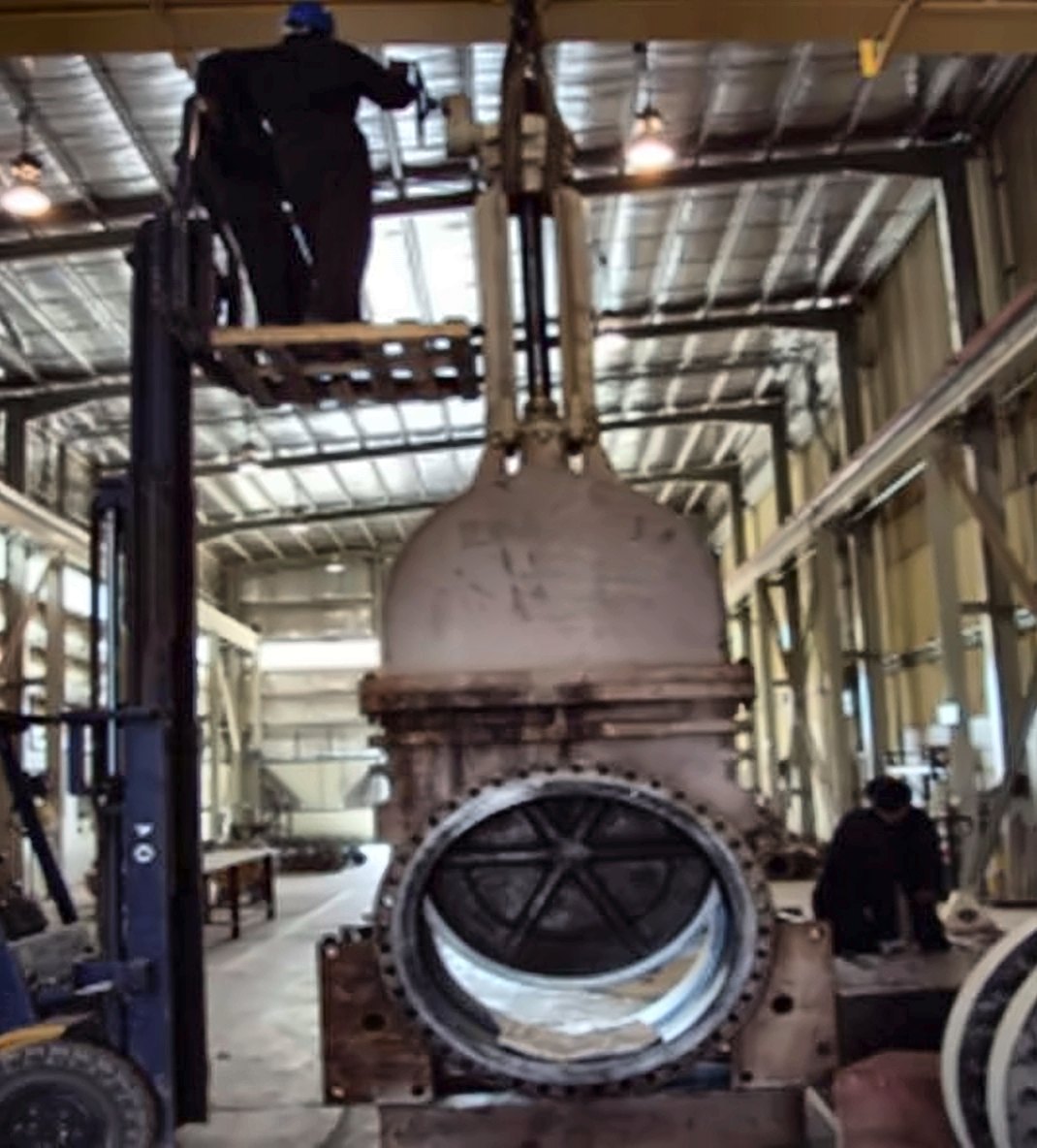 Dismantling a large-bore gate valve for overhaul